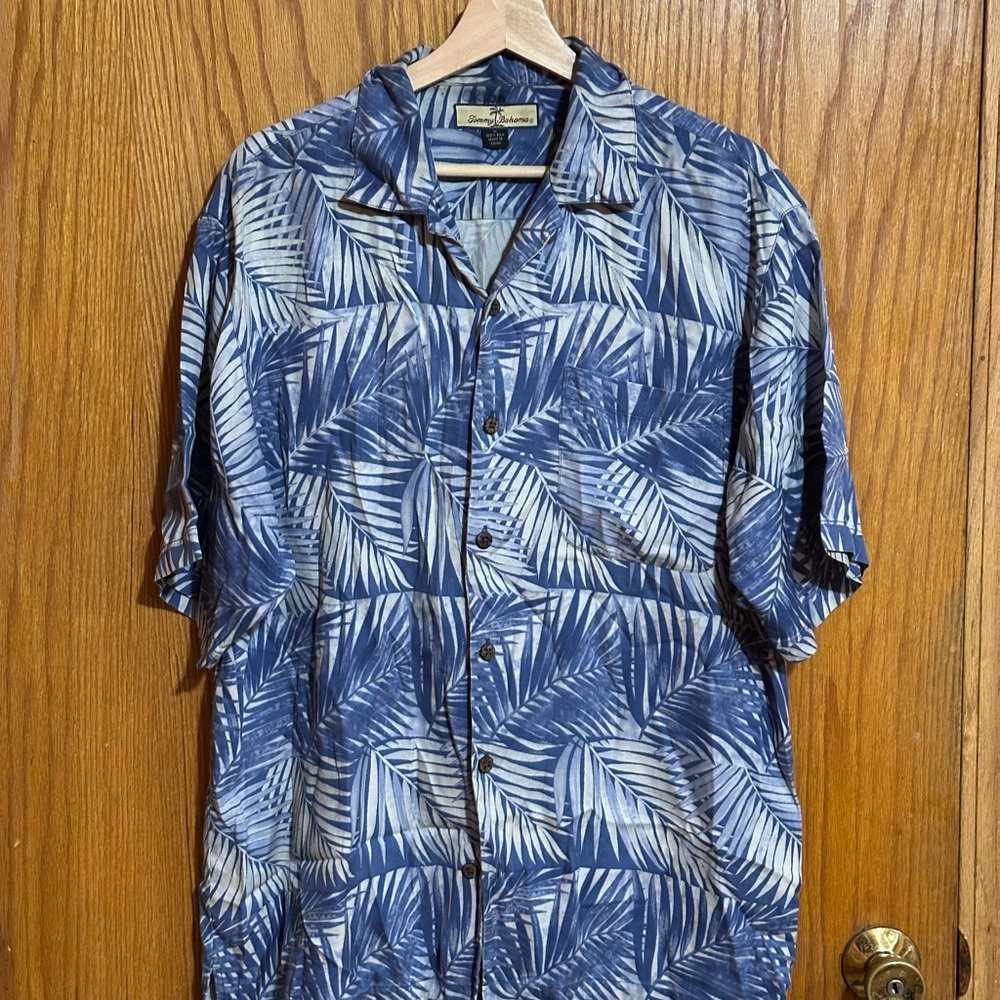Tommy Bahama Navy Palm Print Men's Shirt 100% silk sz medium. C